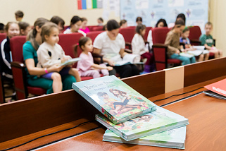 Первые экземпляры «Книги для Темы. История Алены» вручили пациентам детской больницы в Новосибирске