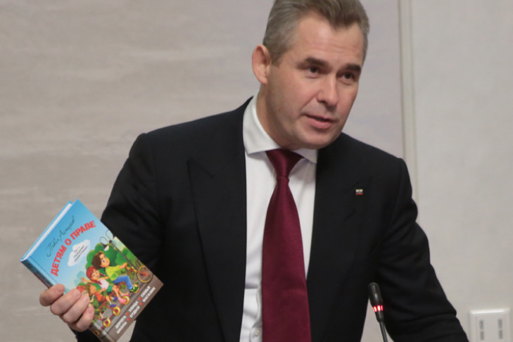 Павел Астахов подарил мэру Новосибирска на день рождения детскую книгу