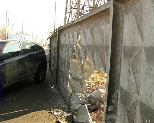 Nissan врезался в бетонный забор
