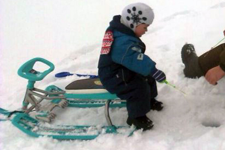 Двухлетний малыш наловил ершей под Новосибирском