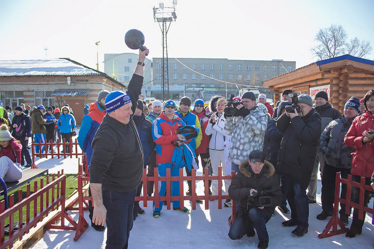 Мэр Новосибирска перевыполнил норматив ГТО по поднятию гири
