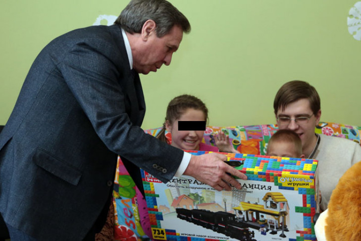 Городецкий подарил игрушки спасенным от цыган сиротам