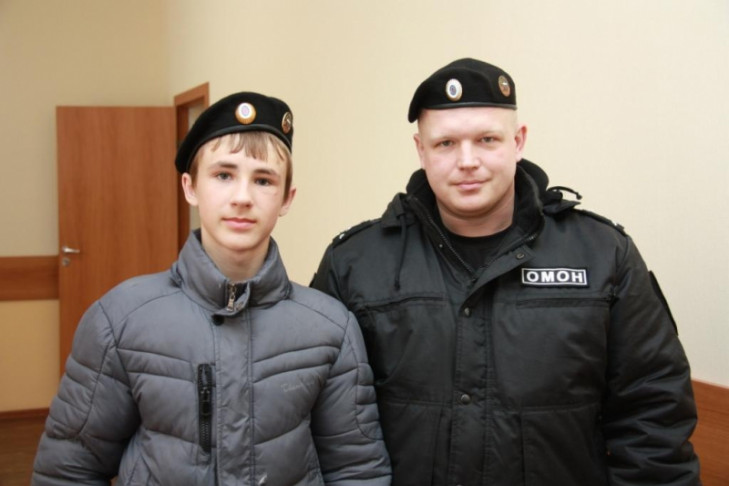 В Новосибирске командир ОМОН вручил 13-летнему школьнику черный берет