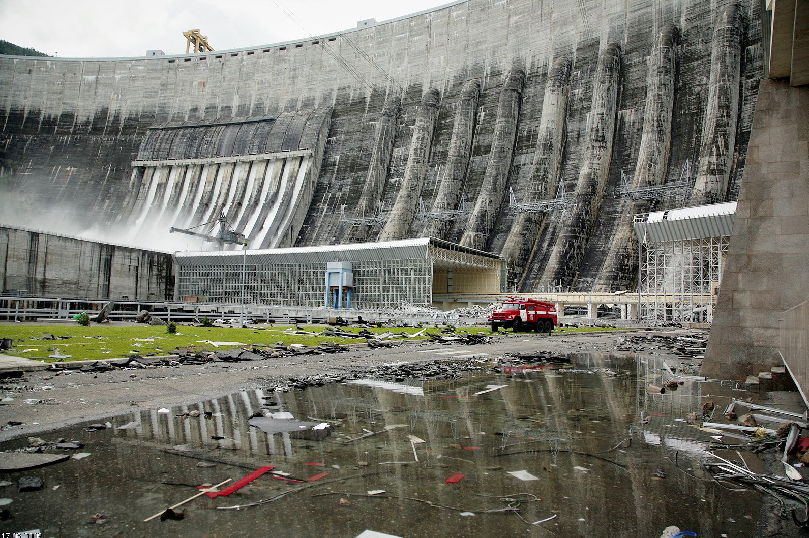 Разрушения водохранилище. Саяно-Шушенская ГЭС авария. Катастрофа на Саяно-Шушенской ГЭС. Саяно-Шушенская ГЭС авария 2009. Саяно Шушенская ГЭС после аварии.