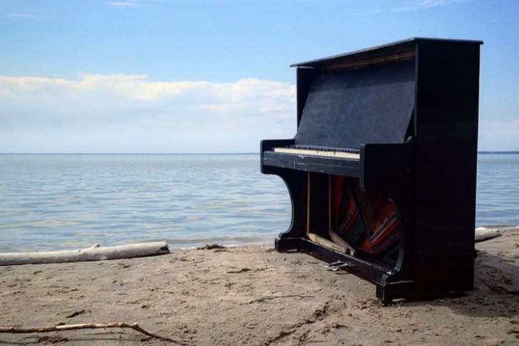 Музыканты забыли пианино во время съемок на берегу Обского моря