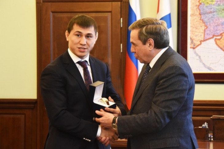 Губернатор Городецкий отдал часы лучшему спортсмену 2015 года