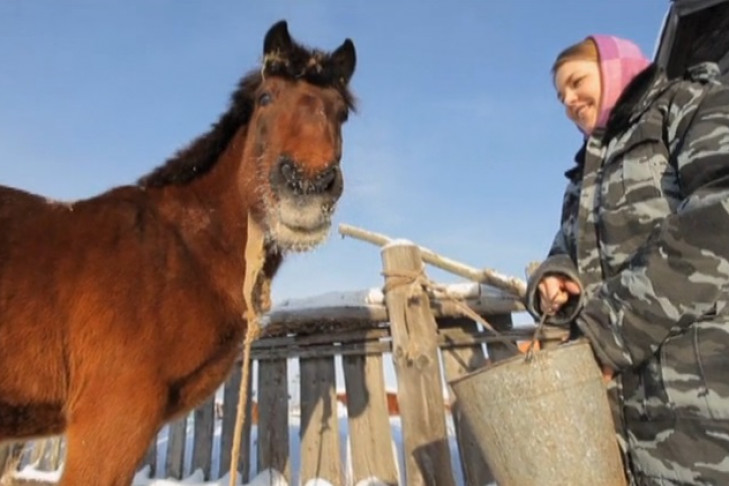 Машу из новосибирской деревни Колбаса в телешоу искупали в нефти