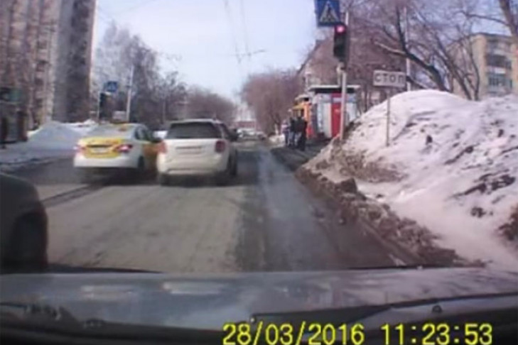 Водители «закусились» на светофоре: пострадал пешеход