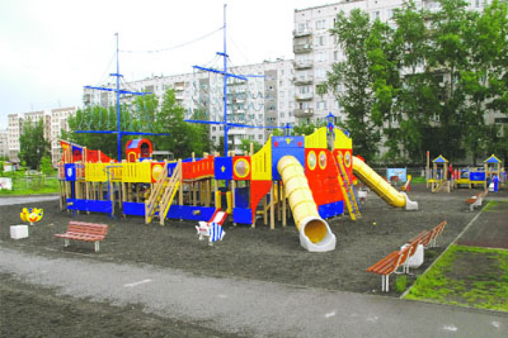 Установка детских игровых и спортивных городков  на придомовых территориях многоквартирных домов, 2012 год