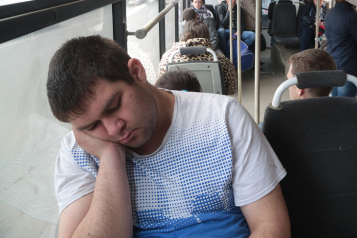 Чем заняты жители Новосибирска в общественном транспорте