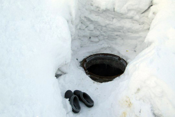 В Новосибирске пациентка психбольницы утопилась в сливной яме, сняв обувь