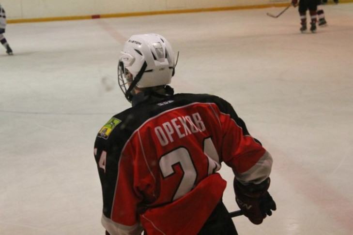 В Новосибирске после травмы на льду умер 16-летний хоккеист