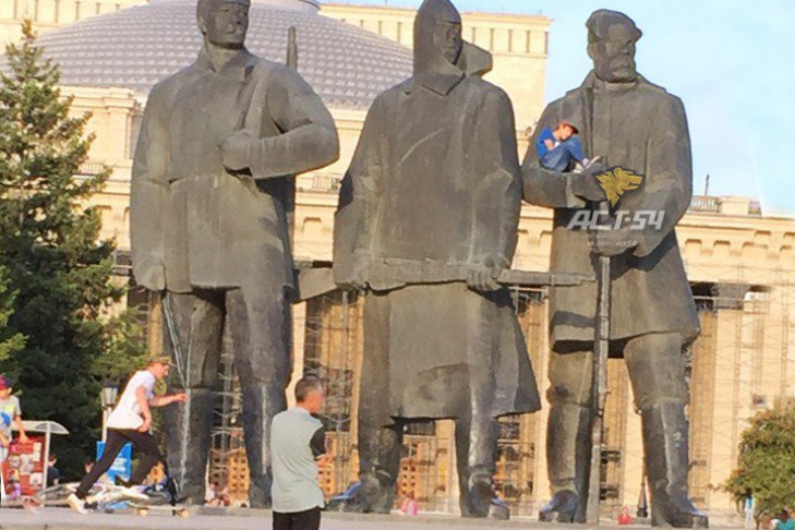 Новосибирец уснул на руках памятника крестьянину на площади Ленина