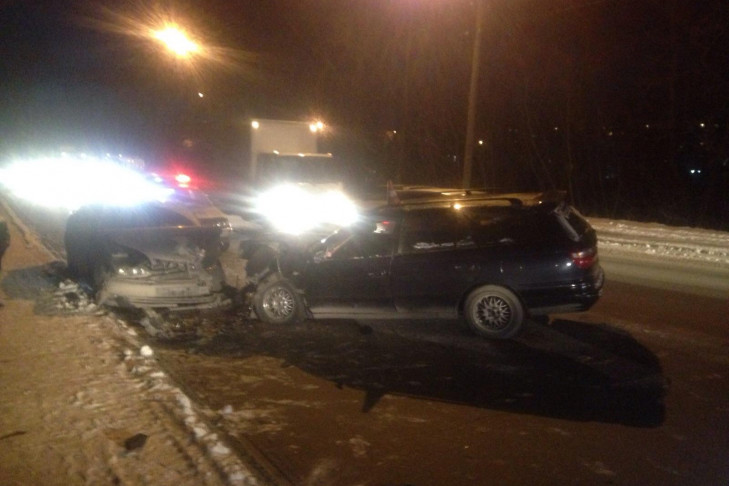 В Новосибирске две «Тойоты» пошли на таран на улице без названия