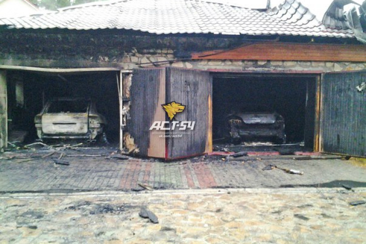 Porsche Cayenne и Porsche Panamera сгорели в поселке под Новосибирском