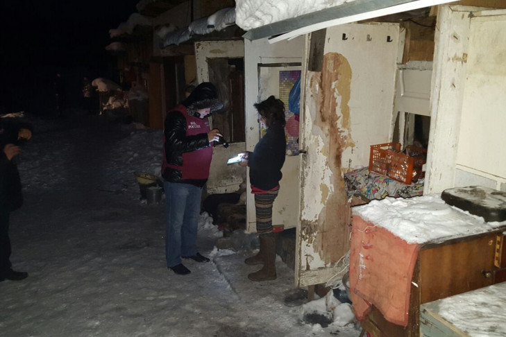 На свалке под Новосибирском нашли деревню с иностранцами