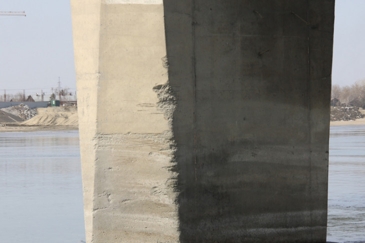 Две баржи задели Димитровский мост и снесли угол дома [ФОТО]