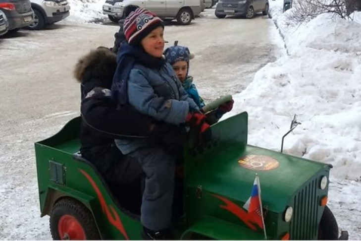 Житель Новосибирска изобрел автомобиль для внуков (видео)