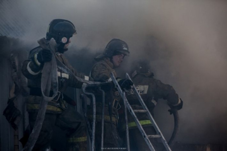 Более 30 новосибирцев, включая детей, спасли из горящей «хрущёвки»