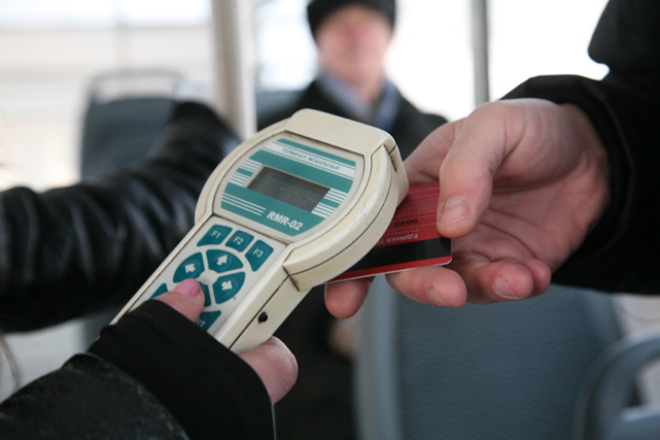 В Новосибирске впервые стало больше «безналичных» пассажиров