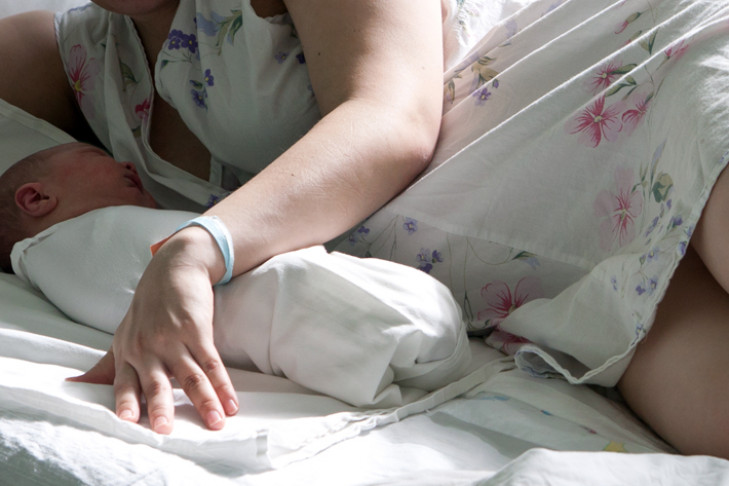 В роддоме Новосибирска роженица переломала ноги больному младенцу