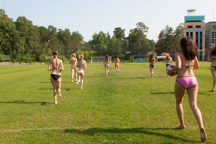 Модели в бикини сыграли в футбол на базе «Сибири»