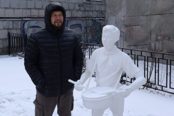 На улице Ленина в Новосибирске появилась скульптура пионера-барабанщика