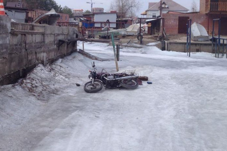Пожилой байкер разбился на Ява-350 в Новосибирске