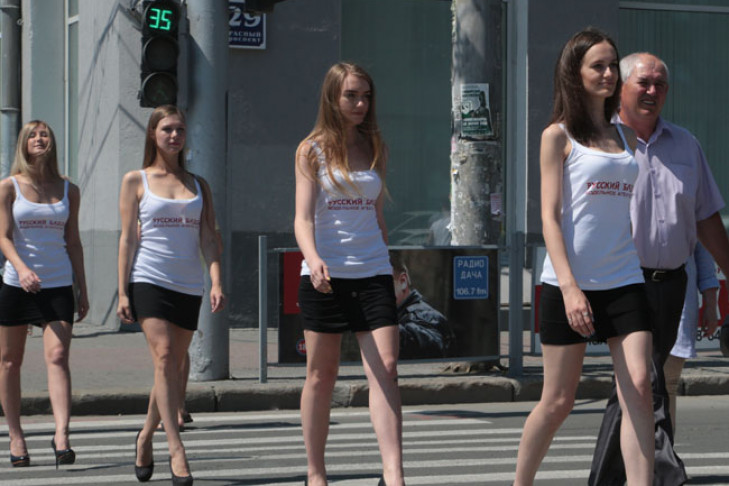 Обладательницы длинных ног учили переходить дороги в Новосибирске