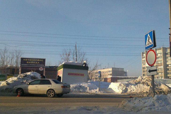 В Новосибирске солнце ослепило водителя, сбившего мать и дочь на «зебре»