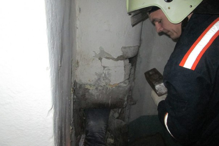 Новосибирские спасатели впервые достали человека из мусоропровода
