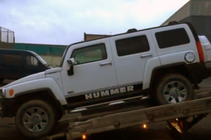 У жительницы Новосибирска конфисковали белоснежный Hummer (видео)