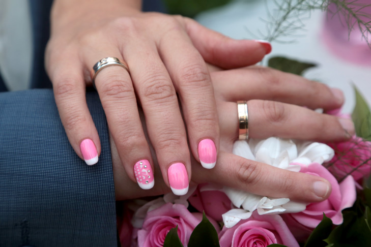 Невесты в Новосибирске экономят на свадьбах, а женихи не хотят зарабатывать
