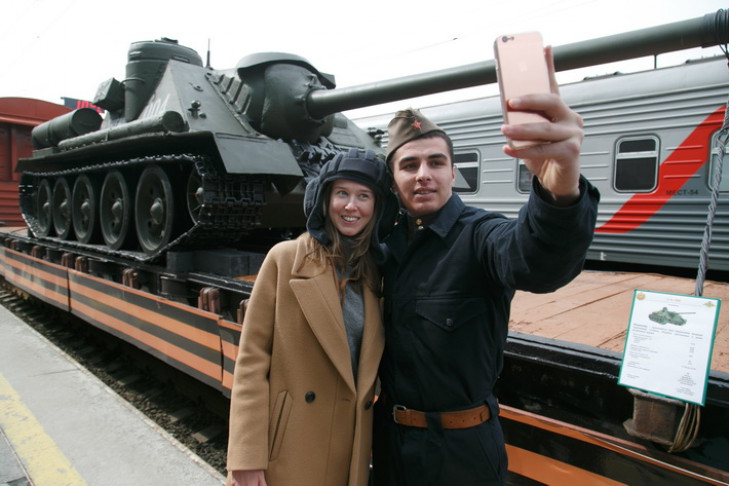 Легендарные «Иосиф Сталин» и СУ-100 привезли в Новосибирск на поезде