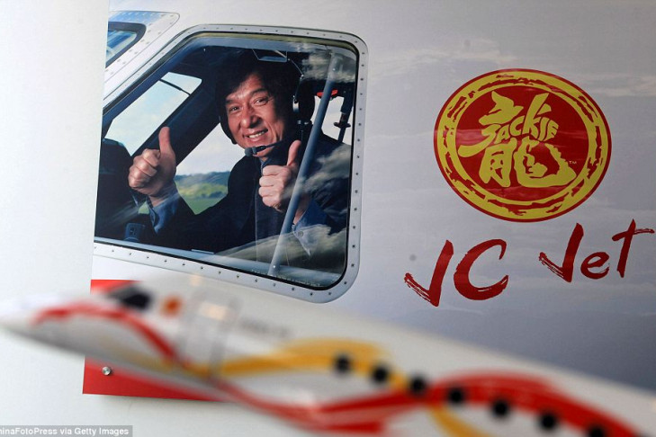 В Новосибирске приземлился самолет Джеки Чана с драконом на борту