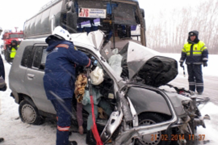 Водитель Toyota Highlander влетел в автобус Новосибирск-Сузун