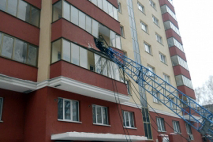 Стрела гусеничного крана упала на дом в центре Новосибирска