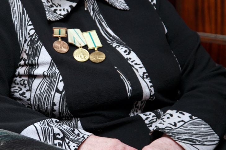 Сотруднице секретного завода в Новосибирске вручили медаль через 72 года