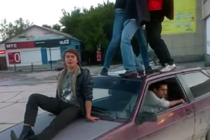Под Новосибирском трое парней прокатились на крыше авто